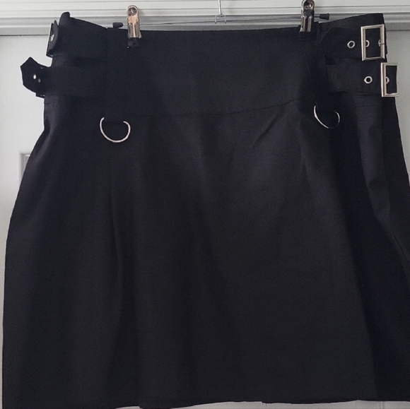 Black Zipper Mini Skirt With Silver Accents - 1X NWOT - Picture 3 of 4